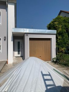 Aluminiumverkleidung an Garage